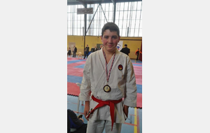 Thibaut BOTELHO sur le podium ZID MIDI-PYRÉNÉES kata et combat