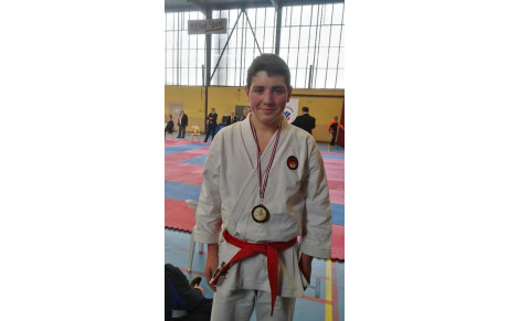 Thibaut BOTELHO sur le podium ZID MIDI-PYRÉNÉES kata et combat